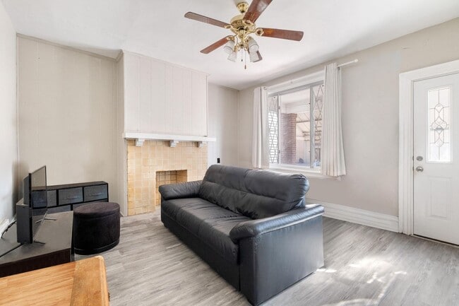 Building Photo - Bloomfield SFH 3 bedroom 1 BR With Off Street Parking/Fenced Yard