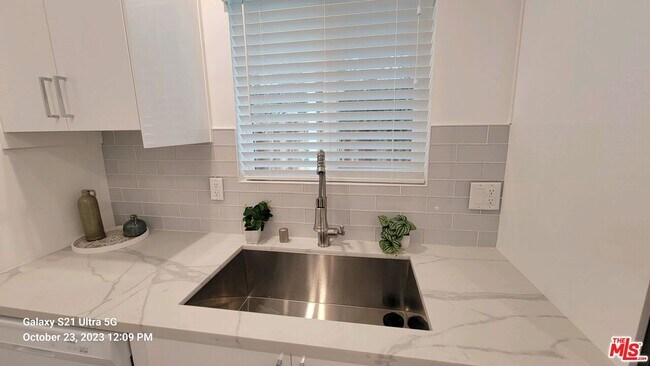 Building Photo - 825 Broadway St