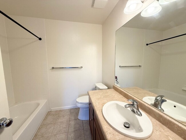 Building Photo - Available NOW – Beautiful Milo Court Townh...