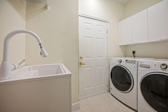 Building Photo - 9058 Alexandra Cir