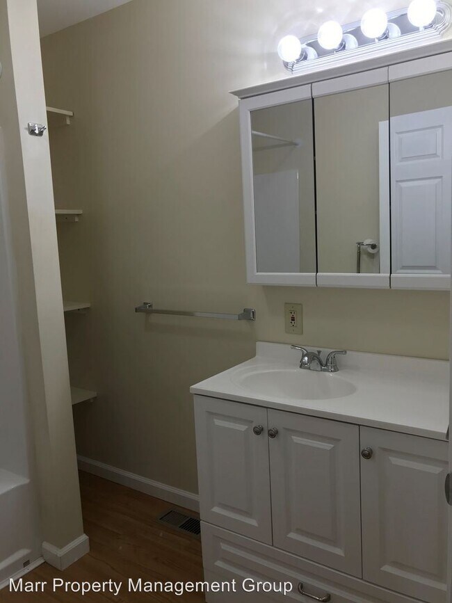 Building Photo - 1605 N Mulberry St