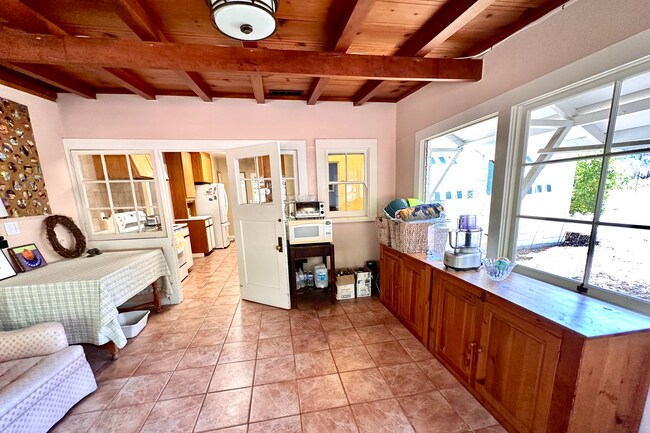 Building Photo - 2499 Madrona Ave