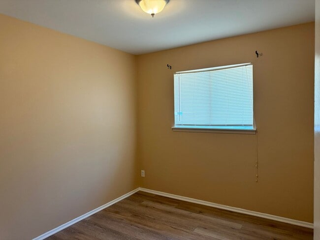 Building Photo - 1005 Vly Frg Dr