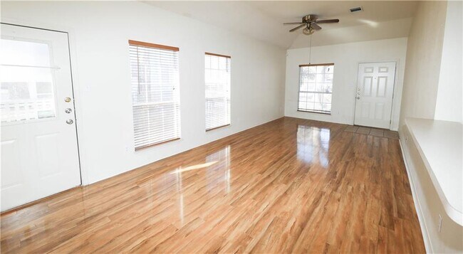 Building Photo - 611 Zennia St