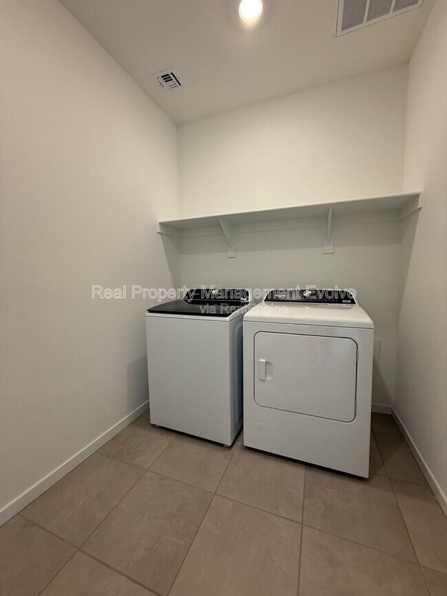 Building Photo - 2484 Fortana Dr