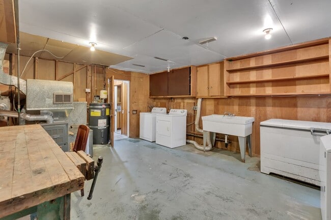 Building Photo - 4 Bed 2.5 Bath available in Kirkland