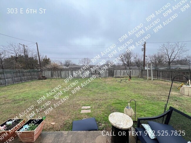 Building Photo - 303 E 6th St