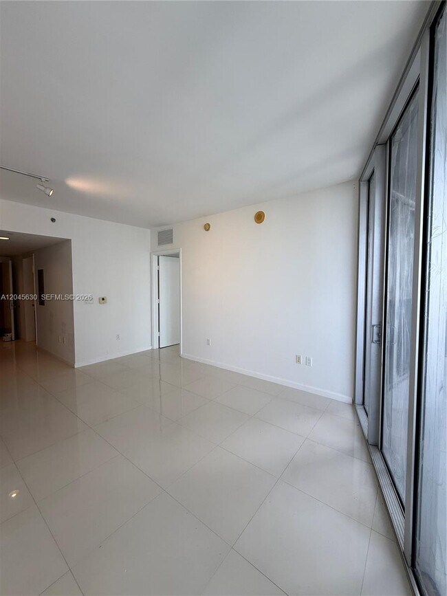 Building Photo - 495 Brickell Ave