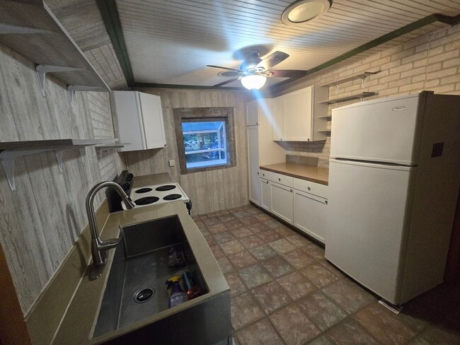 Building Photo - Country Farmhouse 6 miles from town, chicken coop, storage shed and run-in shed