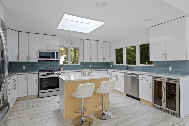 Building Photo - 5 Lakewood Ln