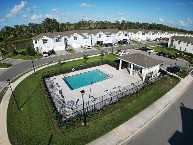 Building Photo - 5784 SE Edgewater Cir