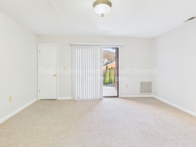 Interior Photo - 325 Campbell St.