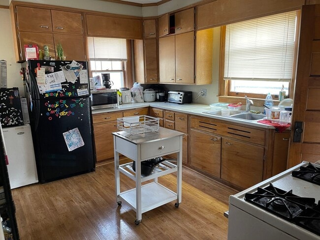 Building Photo - 5-Bedroom House Close to U of M Campus