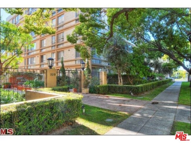 Building Photo - 318 N Maple Dr