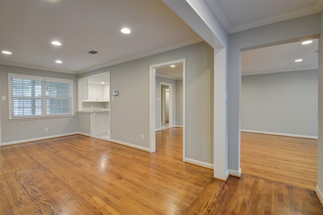 Building Photo - 5604 Whitehaven St