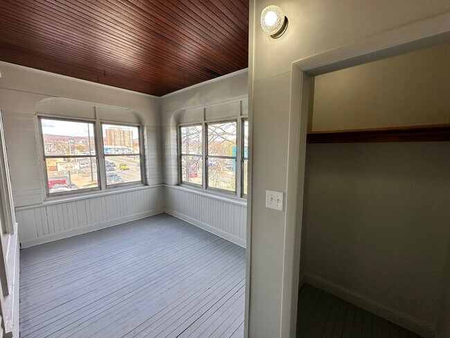 Building Photo - Newly Renovated 2 bedroom/1 bath Apartment!