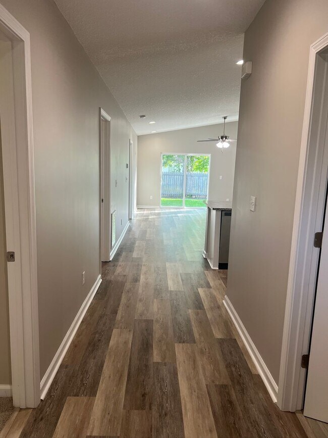 Building Photo - Pristine 4BR/2BA Available Immediately