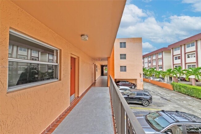Building Photo - 325 NW 72nd Ave