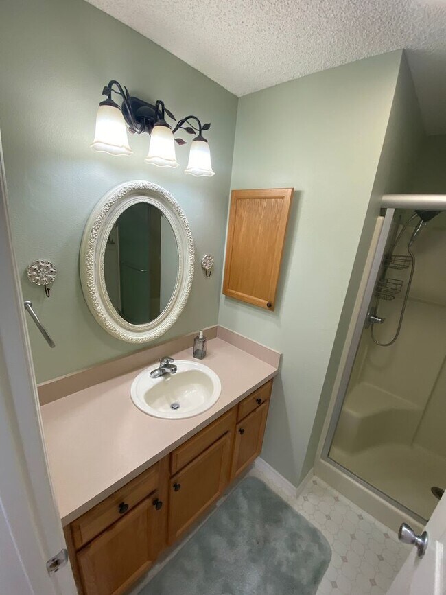Building Photo - Beautiful 2 + 2 Villa, Turnkey ANNUAL Leas...