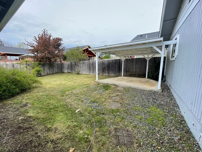 Building Photo - Adorable 2 Bedroom Home