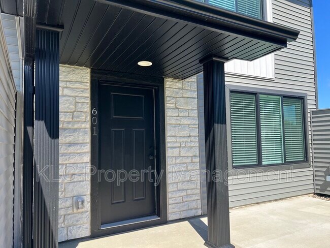 Building Photo - 601 Hart Ln