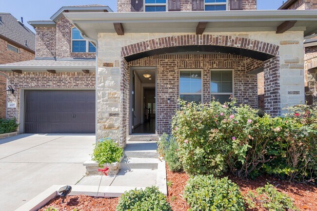 Building Photo - This house offers beautiful open floor plan with high ceilings and lots of natural light.