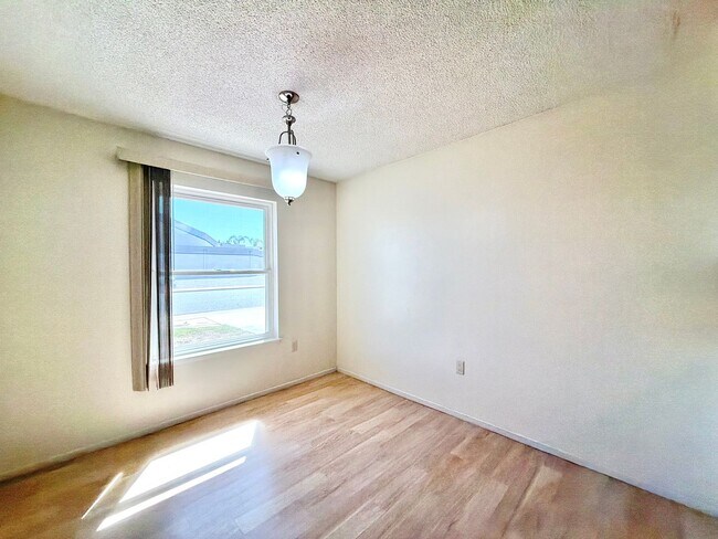 Building Photo - Charming Sun City 55+ Community 2 Bedroom Home with Bonus Sunroom Space