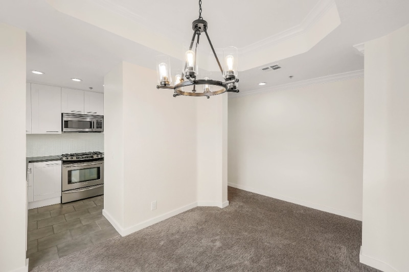 Building Photo - 585 N Rossmore Ave