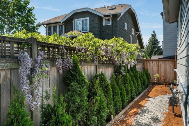 Building Photo - 6404 47th Ave SW