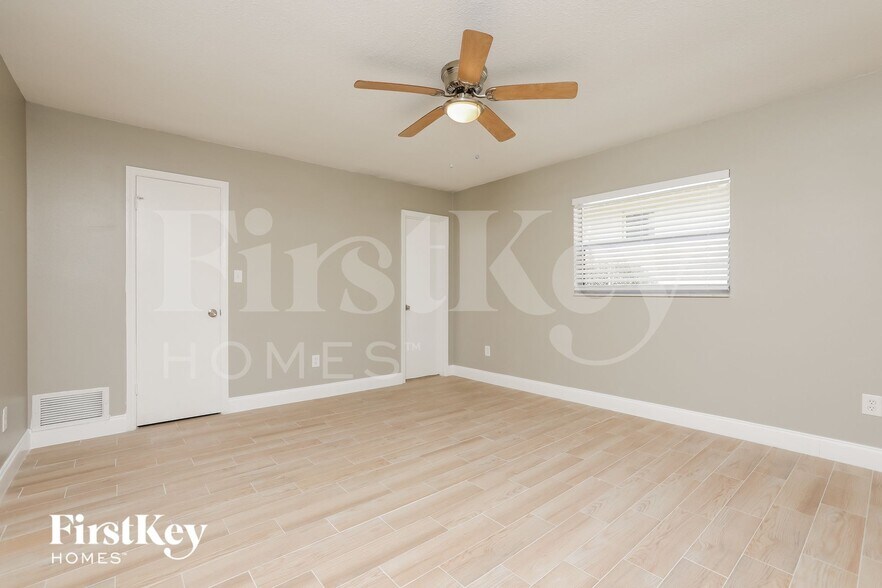 Building Photo - 7033 Crestlake Dr