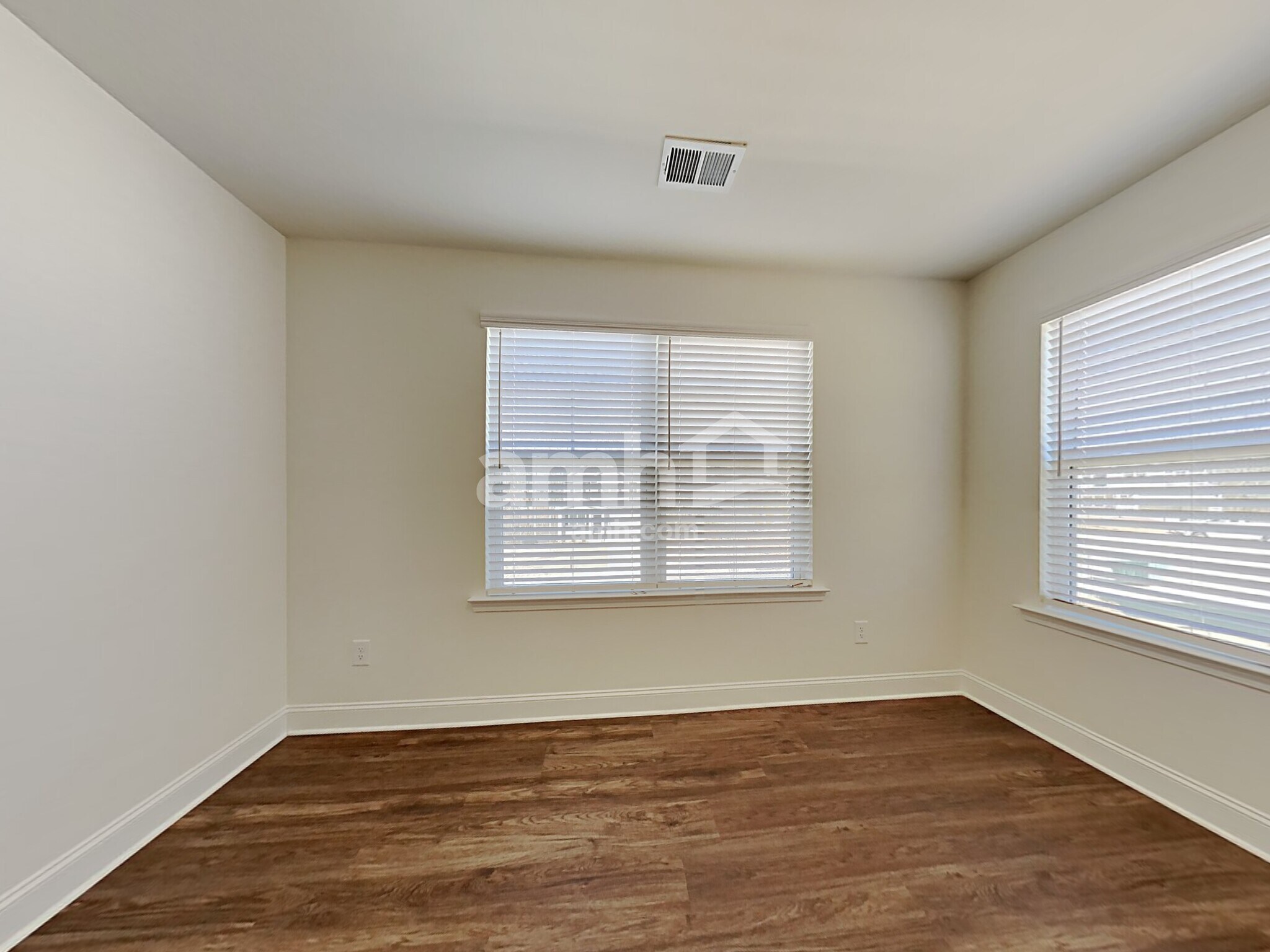 Building Photo - 5250 Valley Dr