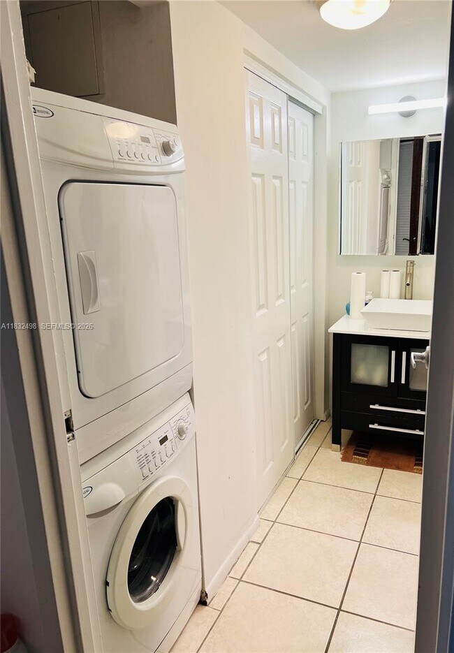 Building Photo - 2333 Brickell Ave