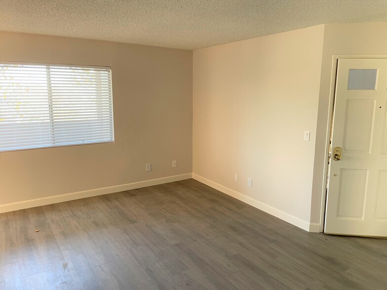 Living Area - 19808 Sandpiper Plz