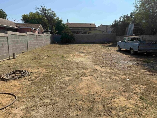 Building Photo - 3217 Diaz St