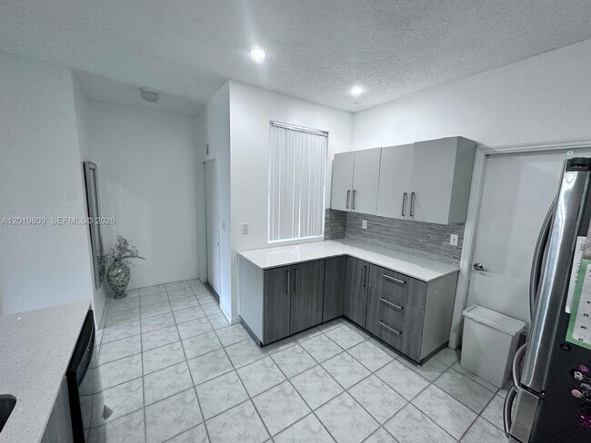 Building Photo - 2078 Madeira Dr