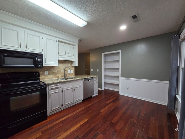 Building Photo - 805 Club Ln
