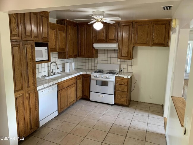 Building Photo - 7431 Cozycroft Ave