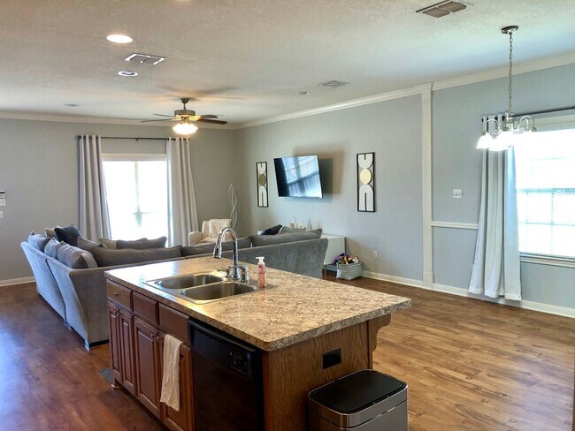 Building Photo - 3BR/3BA House Near Campus