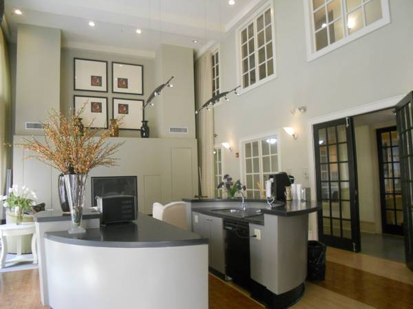 Building Photo - Great 1/1 unit with wood laminate floors, upgraded appliances and balcony!