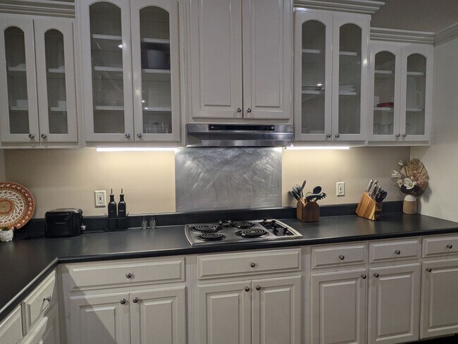 Building Photo - Cute Upstairs Down Town Apartment!