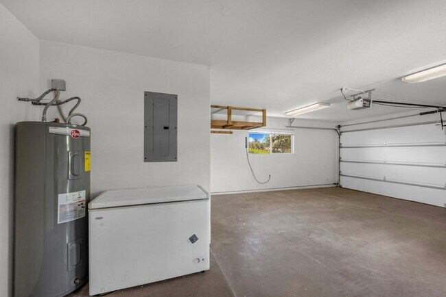 Building Photo - Newly Renovated Furnished 3BR/1BA Downstairs Unit with Pool Access in South Kihei