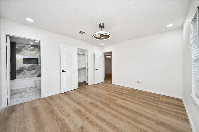 Building Photo - 15719 Baytree Dr