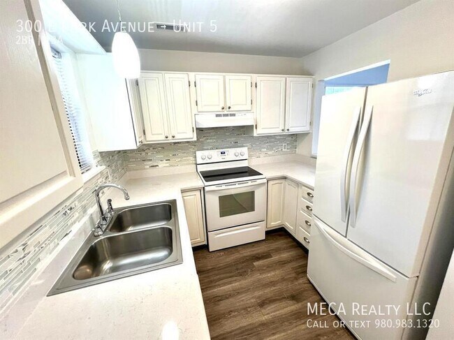 Building Photo - 300 E Park Ave