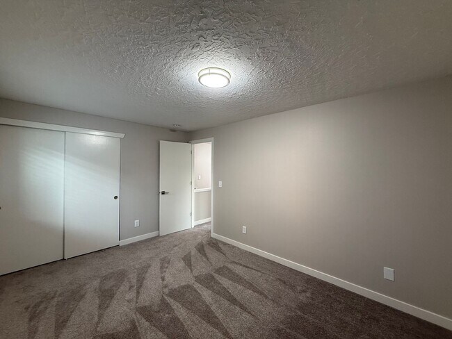 Building Photo - 5117 SW 62nd Ave