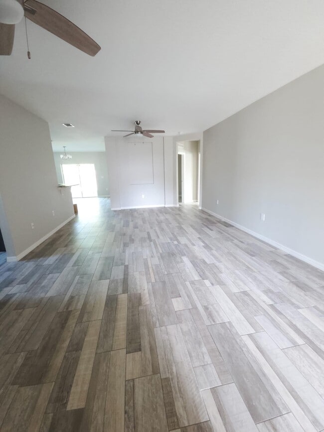 Building Photo - 185 SW Exmore Ave