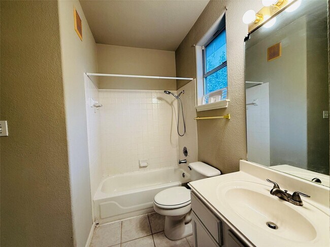 Building Photo - 2100 Pipers Field Dr