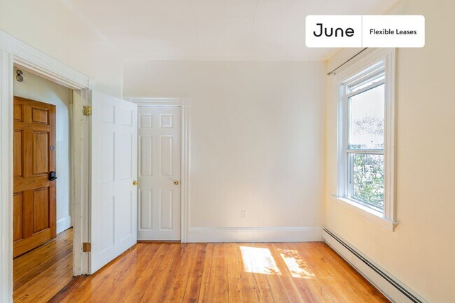 Building Photo - Queen bedroom in 3 bed/1 bath Home