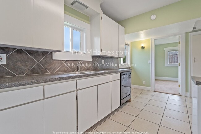 Building Photo - Charming Three Bedroom Home in Hazelwood!