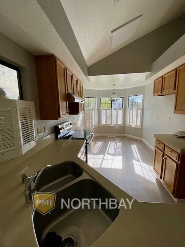 Building Photo - 2568 Vista Grande