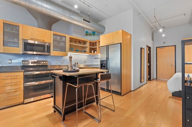 Building Photo - Stunning Pearl Loft with Washer/Dryer in Unit & Secure Parking